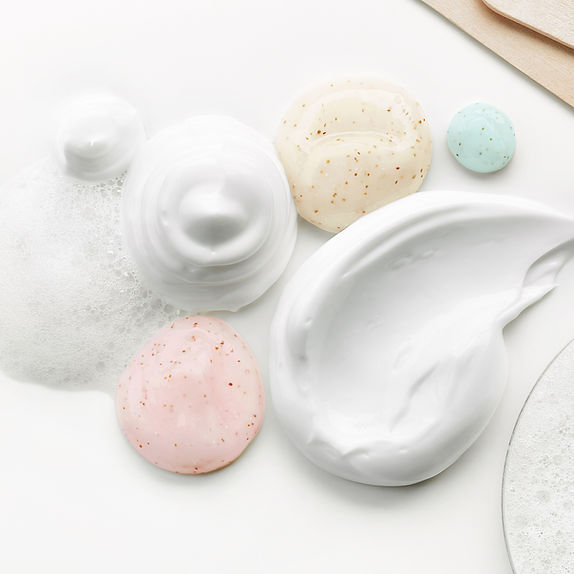 Изображение крема в баночке с гладкой, однородной текстурой, белого цвета. Крем выглядит легким и мягким, с возможными следами от ложки, показывающими его барха тистую консистенцию.