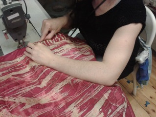 Costura de los Pañuelos de Batik en un Taller Social