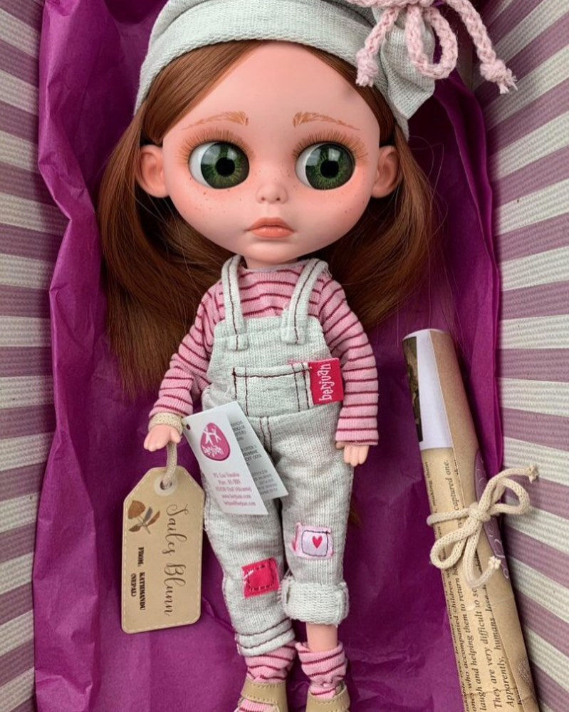 Miniatură: BERJUAN 24000 Papusa cu mirosul de vanile 32cm