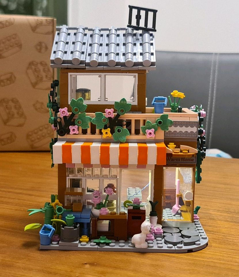 Миниатюра: Конструктор FORANGE Дачный домик с LED подсветкой (730 деталей)