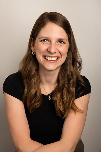 Portrait corporatif de Cynthia Gariépy, physiothérapeute et cofondatrice de Physio à la Maison, assise devant un fond neutre.