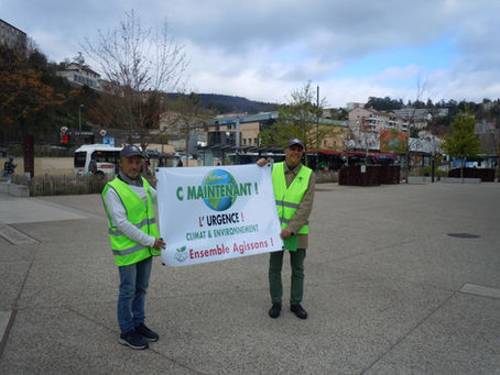 Action devant super U et la station-service