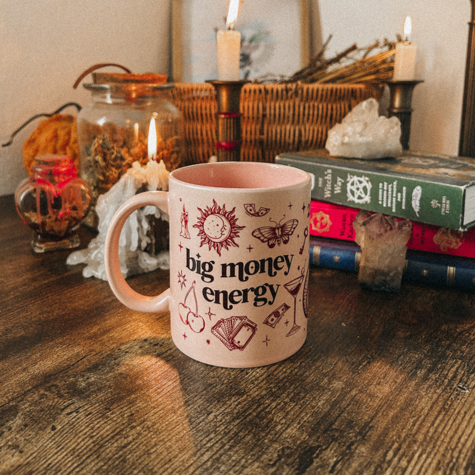 Foto frontal de taza de cerámica color rosa, con diseño de Capricornio