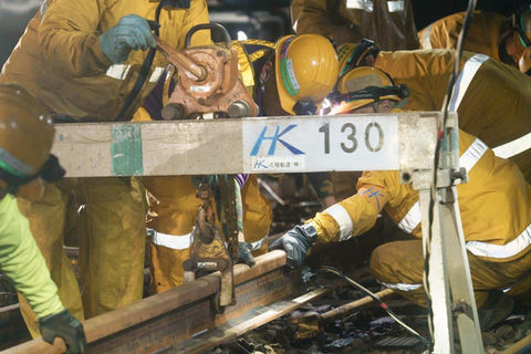 線路工事を行う作業員