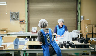 製品を梱包している従業員の様子