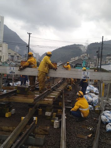 分岐器交換作業をする作業員たち