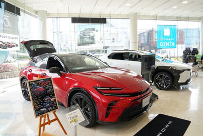 ショールームに展示されたクラウンスポーツとSUVタイプの車両