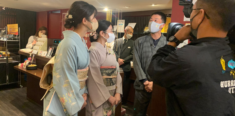 取材を受けている株式会社箔一の代表取締役社長の浅野達也