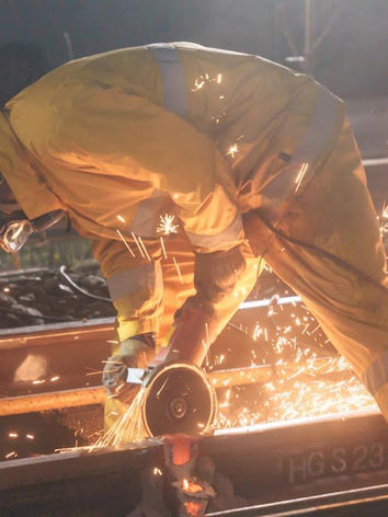 線路を切断している作業員