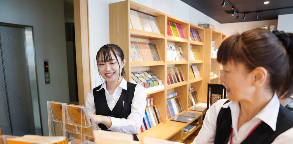 商品を整理している八野日香さん