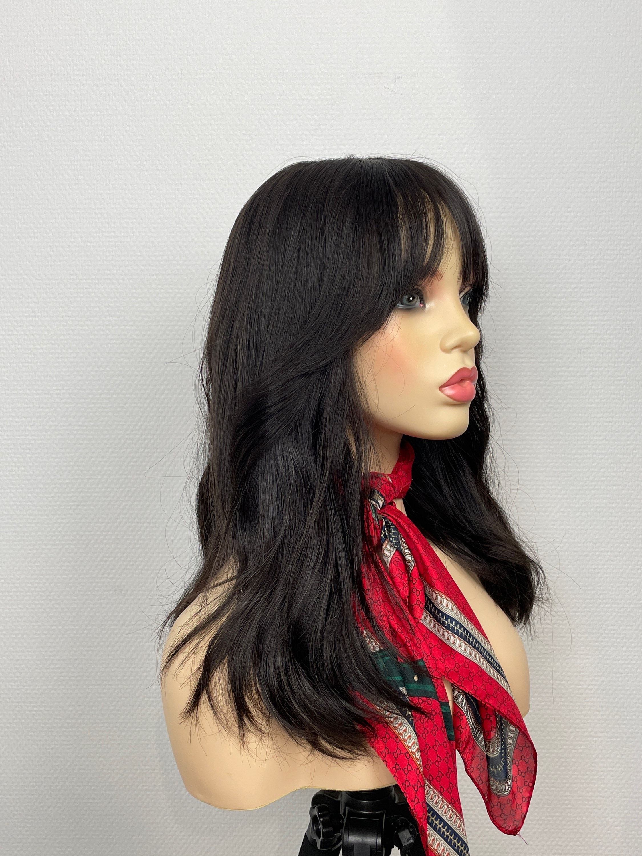 "JASMINE avec frange" SILK-TOP WIG : M,48 cm (19”)