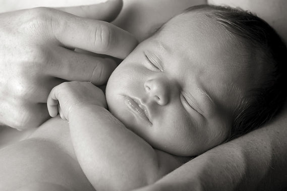 L’image d’un père pratiquant le « peau à peau » avec son bébé. Le contact peau à peau et le massage crées un lien spécial entre le parent et son enfant, favorisant le développement émotionnel et physique du bébé. Dans cet échange, le papa offre chaleur, réconfort et sécurité à son enfant, renforçant ainsi leur lien affectif dès les premiers instants de la vie.