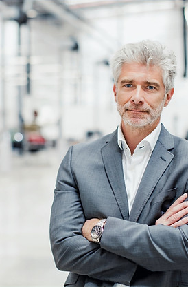 ein CEO eines Unternehmens in mittleren Jahren mit einem grauen Anzug