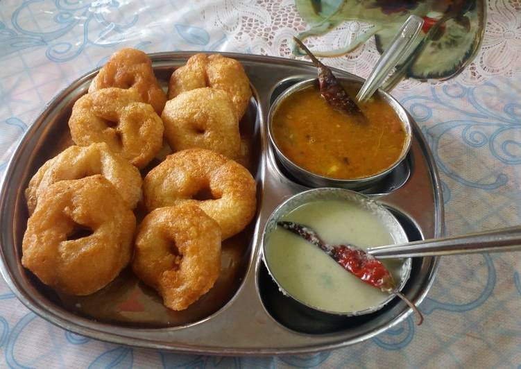 urad-dal-vada-or-medu-vada-recipe-main-photo
