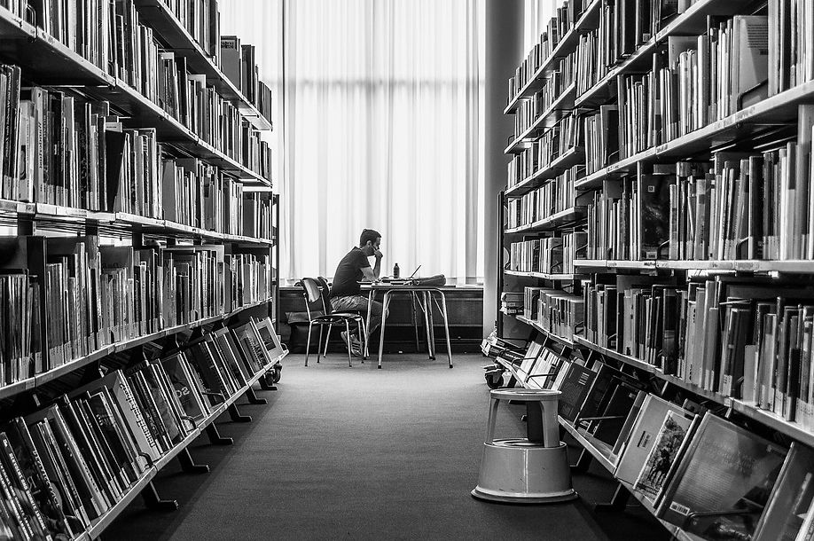 Un homme assi sur une chaise dans une bibliothèque (wal_172619/Licence Pixabay)