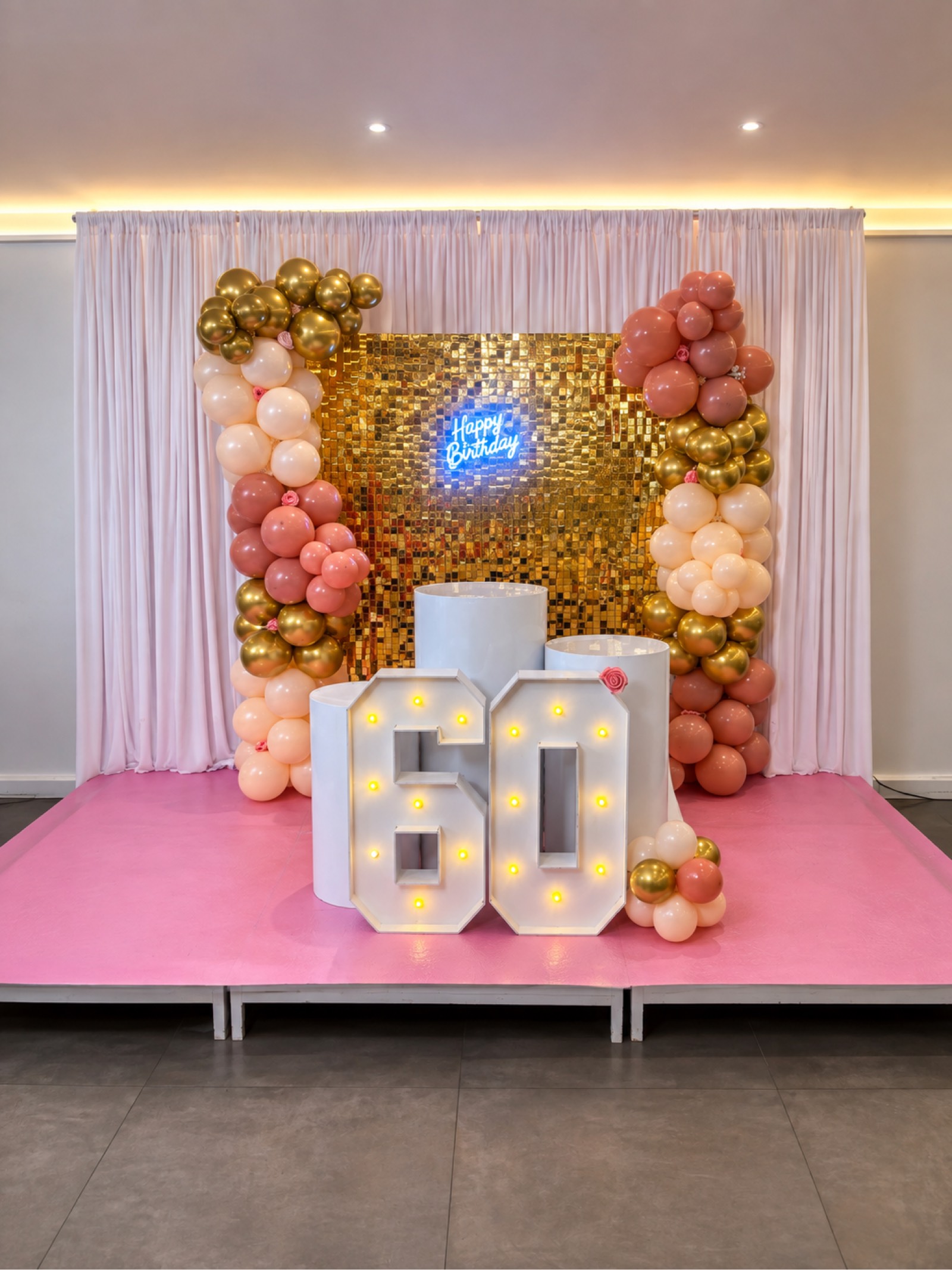 Décoration d'anniversaire 60 ans avec arche de ballons et chiffres lumineux