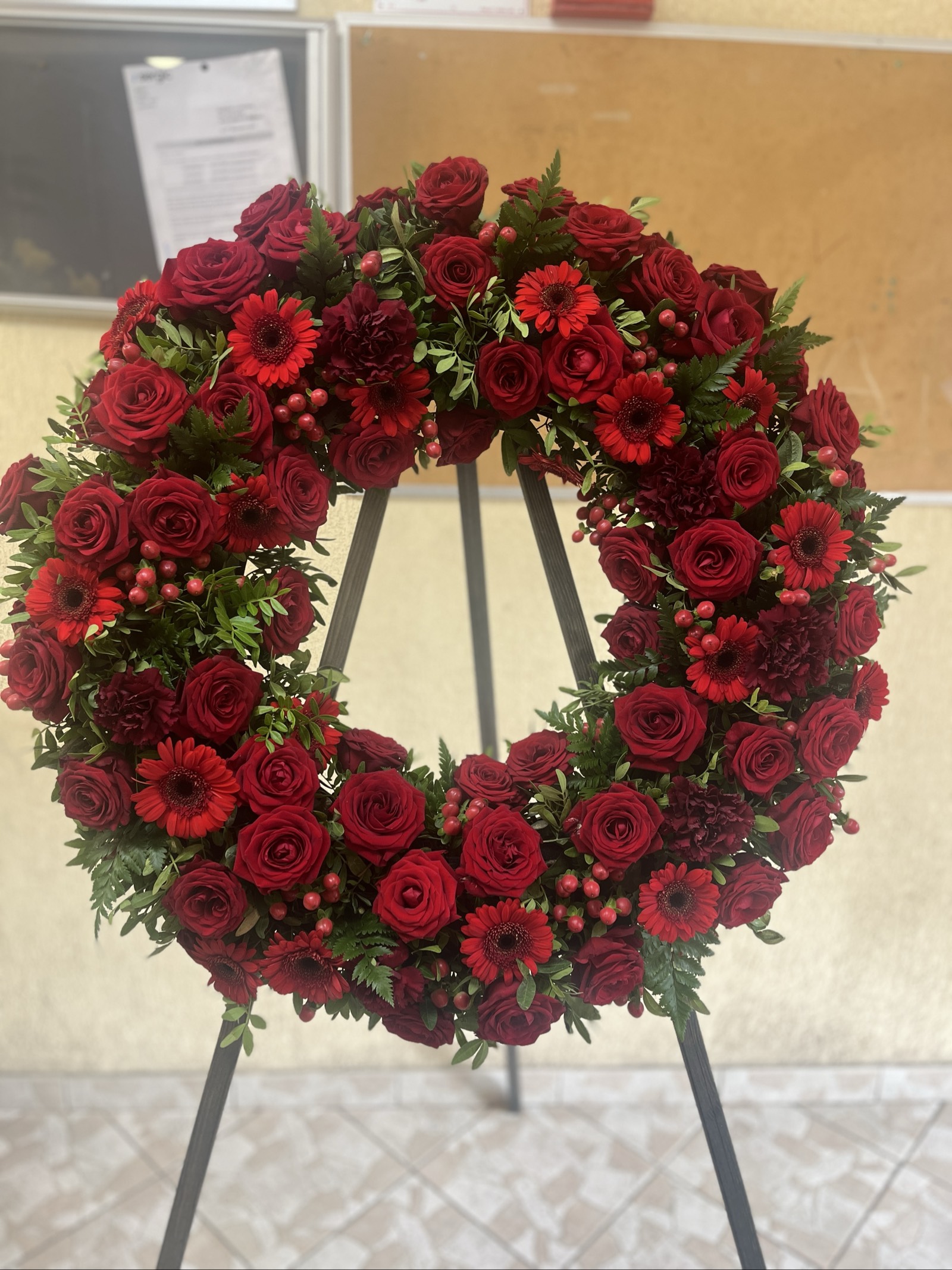 Couronne de fleurs rouges