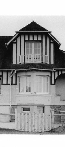 photographie frontale en noir et blanc d'une maison 