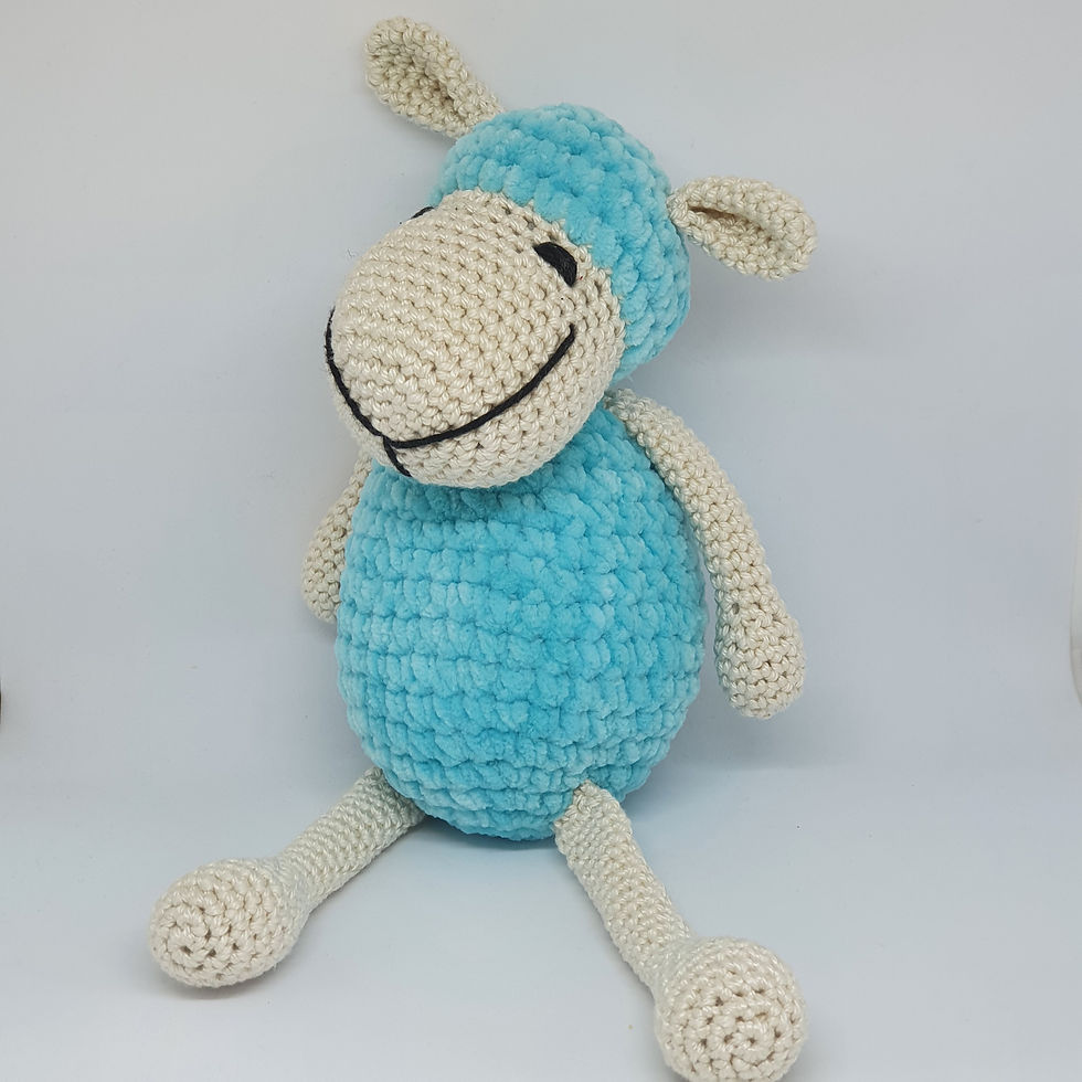 תמונה ממוזערת: בובת כבשה סרוגה בעבודת יד תכלת שמנת