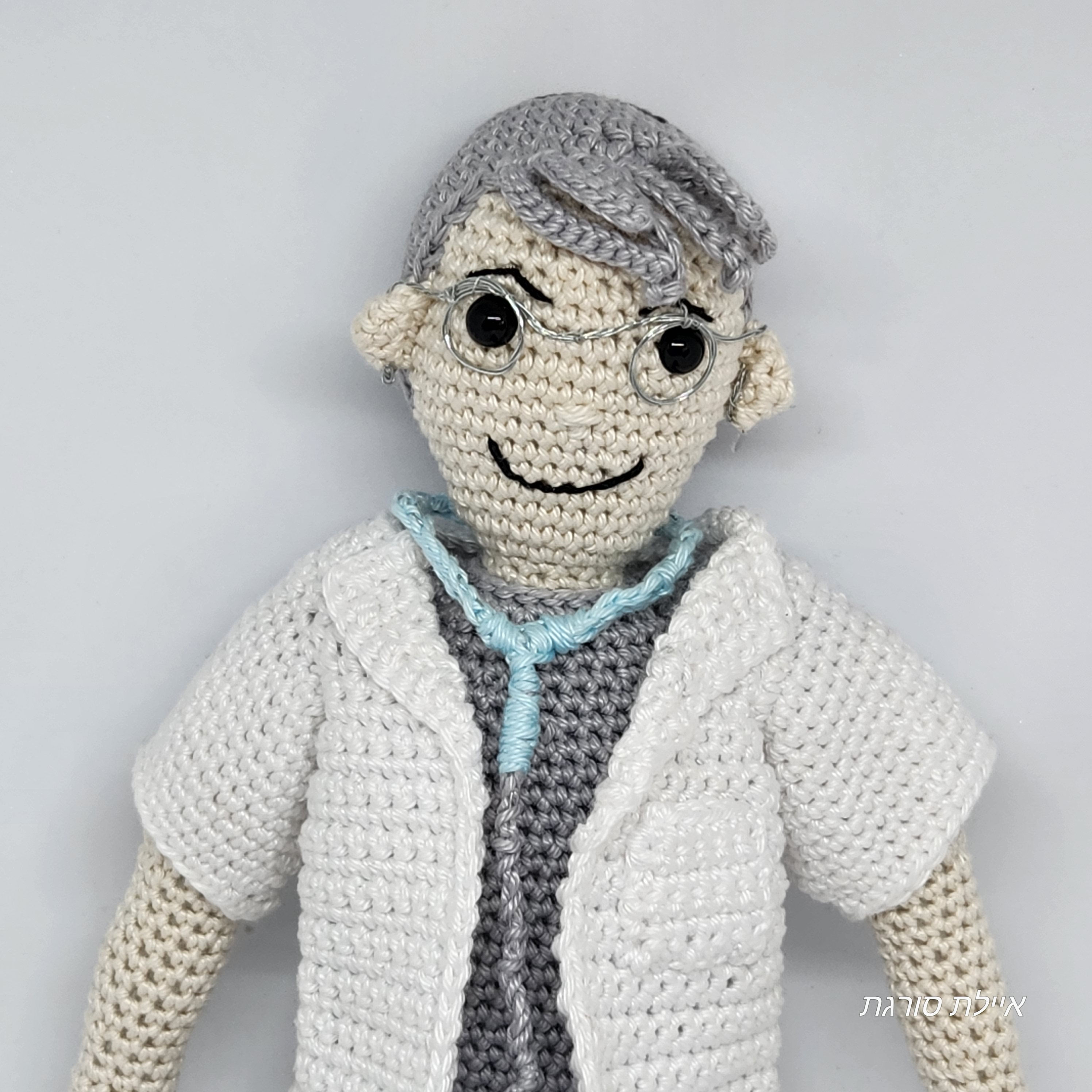 בובת רופא.ה סרוגה בעבודת יד | בובה אמיגורומי