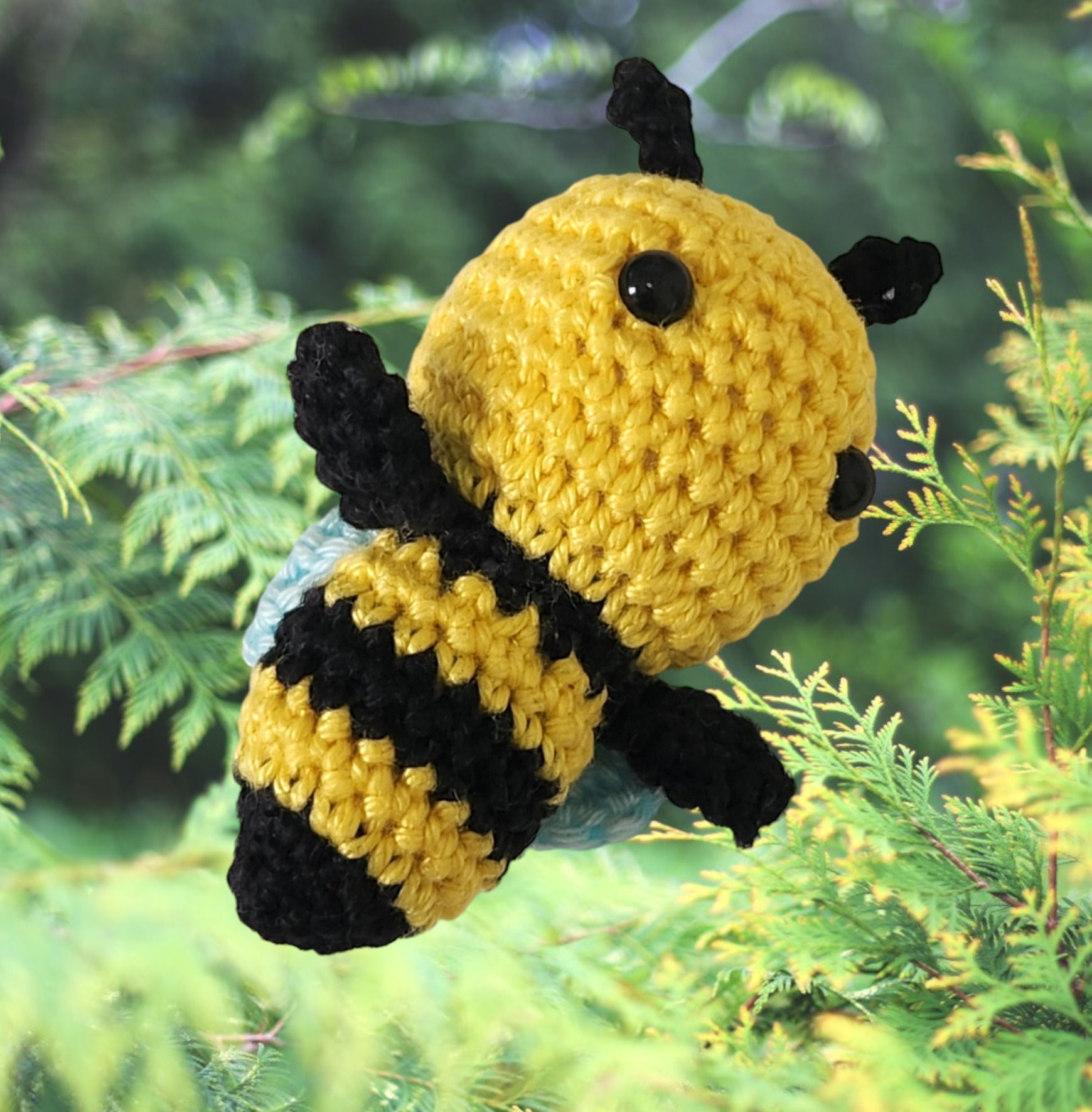 דבורה קטנה סרוגה בעבודת יד | דבורה אמיגורומי | בובת דבורה