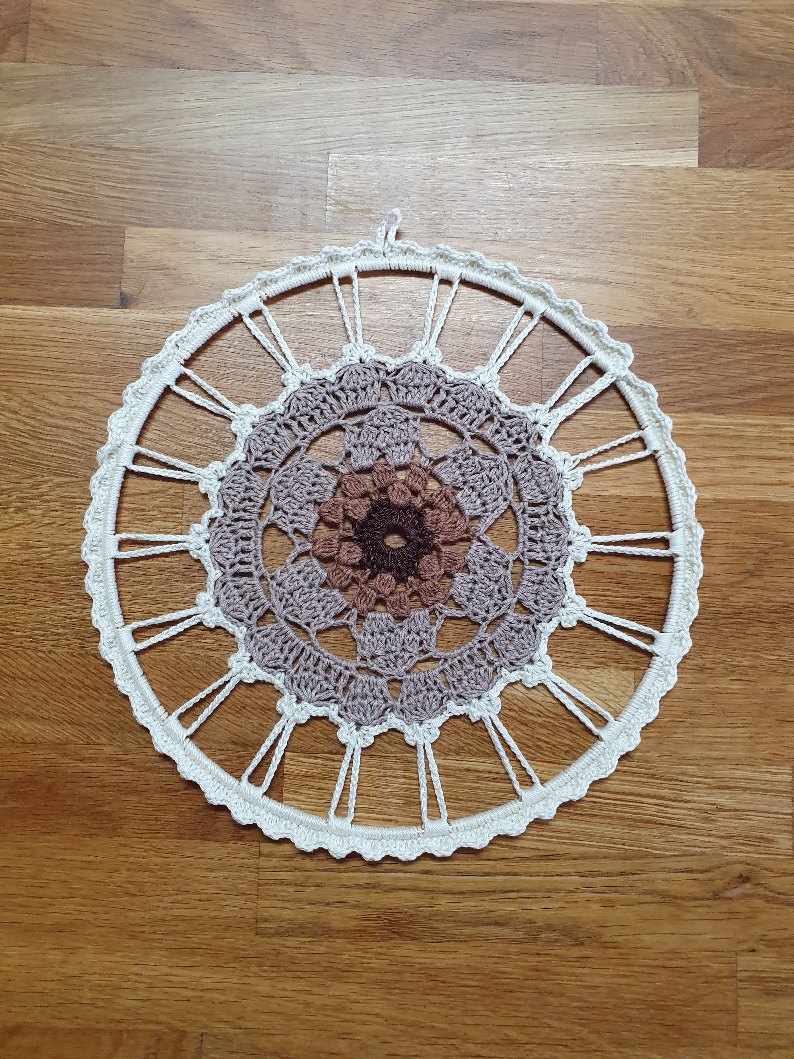 לוכד חלומות סרוג בעבודת יד בגווני שמנת וחום | חישוק עם סריגת תחרה