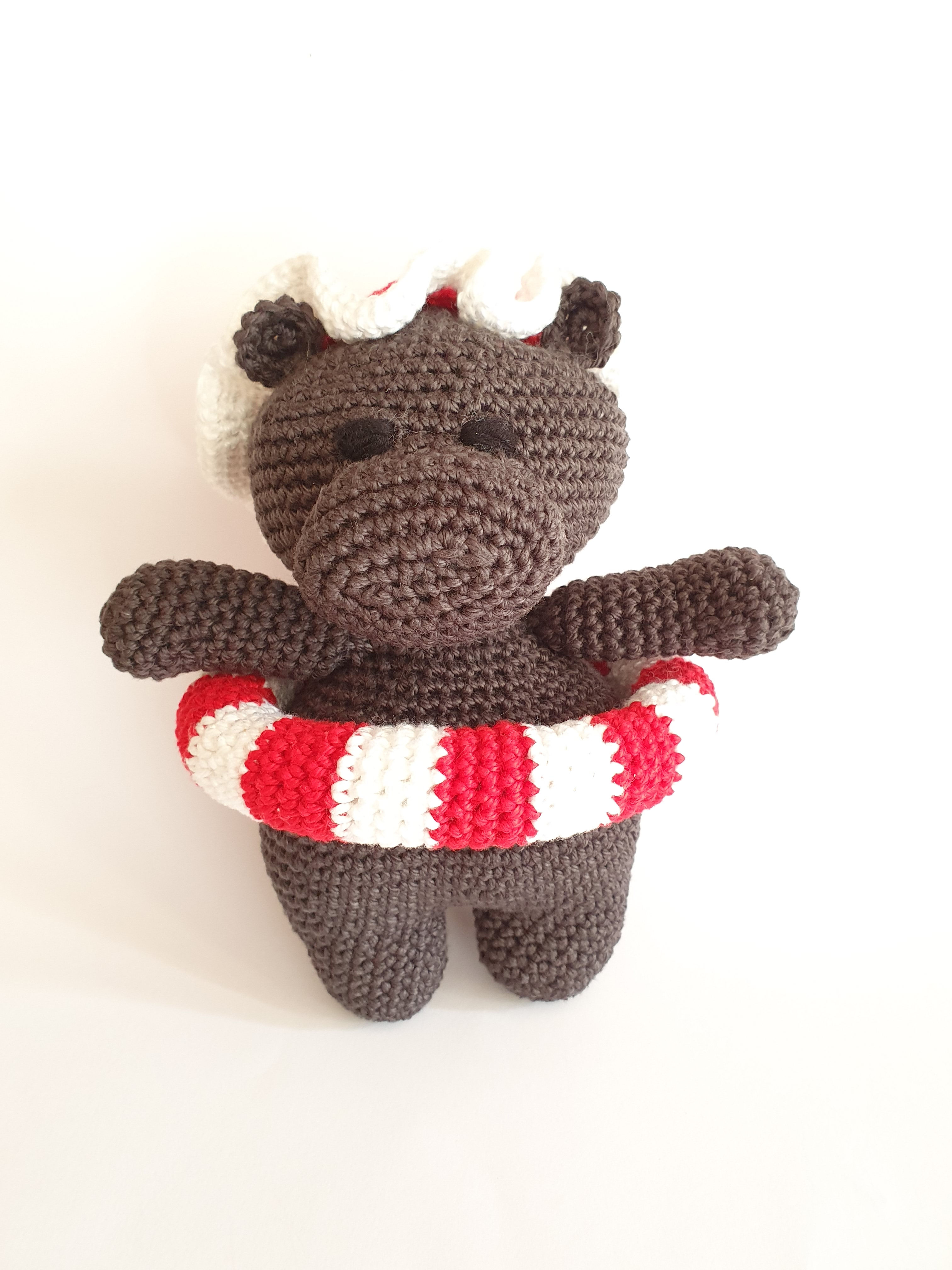 בובת היפופוטם עם גלגל וכובע ים סרוגה בעבודת יד, היפופוטם שחיין