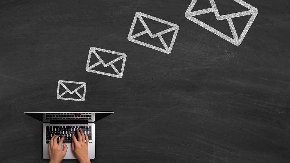 persona-escribiendo-un-correo-electronic
