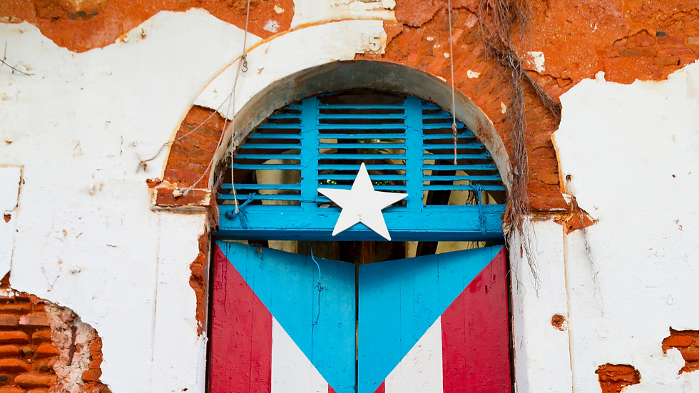 Puerta antigua pintada con la bandera de Puerto Rico, símbolo de memoria cultural, identidad caribeña y soberanía frente a las infraestructuras tecnológicas.