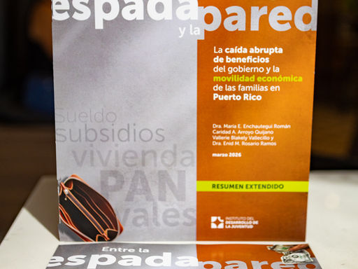 Portada del resumen extendido del estudio Entre la espada y la pared, del Instituto del Desarrollo de la Juventud, sobre la caída abrupta de beneficios gubernamentales y la movilidad económica en Puerto Rico.