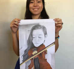 Jovencita 1 mostrando su autorretrato donde sale tocando un violin