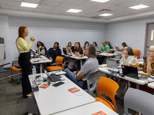 Facilitadora ofrece un taller sobre inteligencia artificial a recursos educativos de la Iniciativa Preescolar de la Fundación Ángel Ramos.