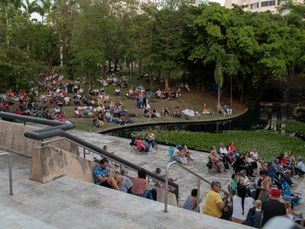 Público disfruta del homenaje a José José durante los “Conciertos al fresco” en el Jardín Escultórico del Museo de Arte de Puerto Rico.