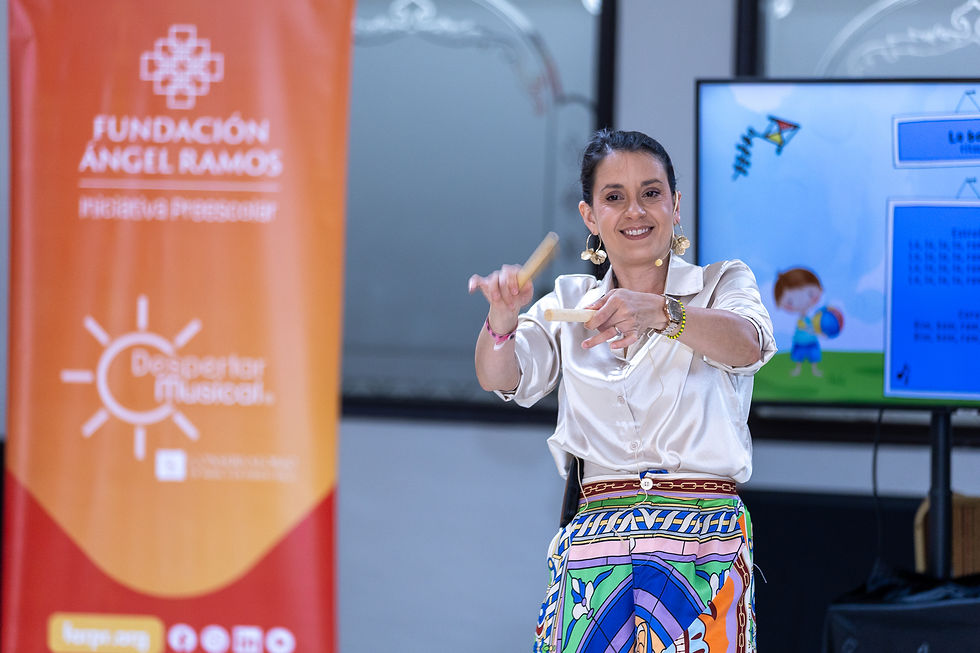 Educadora de Despertar Musical utiliza claves durante una actividad de formación de la Iniciativa Preescolar de FAR en Mayagüez.