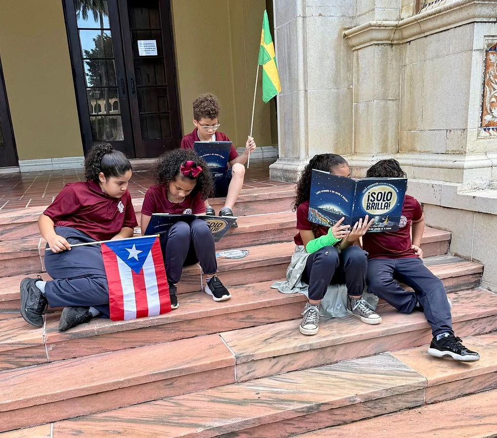 Estudiantes leen el libro "¡Solo brilla!" de Sonia Sotomayor sentados en las escalinatas del Teatro de la Universidad de Puerto Rico en Río Piedras, sosteniendo la bandera de Puerto Rico, en el marco de las actividades vinculadas a la presentación de la jueza asociada del Tribunal Supremo federal en la UPR.