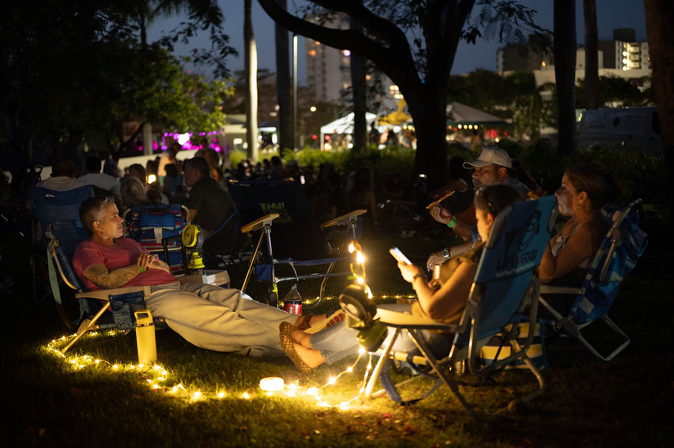 Asistentes ocupan el Jardín Escultórico del MAPR durante un concierto que integra música, encuentro comunitario y disfrute al aire libre.