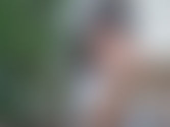 Niña con camisa blanca sostiene su mano contra una cerca de alambre oxidada, con el rostro parcialmente cubierto por el cabello — imagen que ilustra la vulnerabilidad de la niñez ante el maltrato.