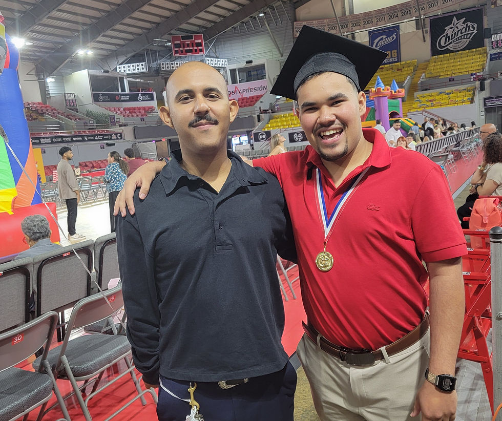 Los hermanos Mauricio y Franco posan juntos en un coliseo; Franco lleva un birrete de graduación y una medalla.