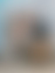 Gianlee Márquez y Juan Carlos Acevedo Gándara, fundadores de ¡Lee conmigo!, posan sonrientes junto a una niña pequeña que sostiene un globo con forma de gato durante el Lectura Fest en Puerto Rico.