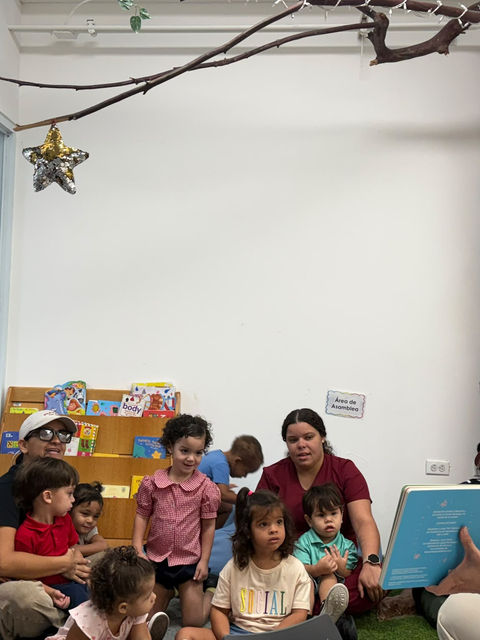 Rubiam Martínez, oficial de programas de FAR, lee un cuento a un grupo de niños y niñas durante el Maratón Puertorriqueño de Lectura.
