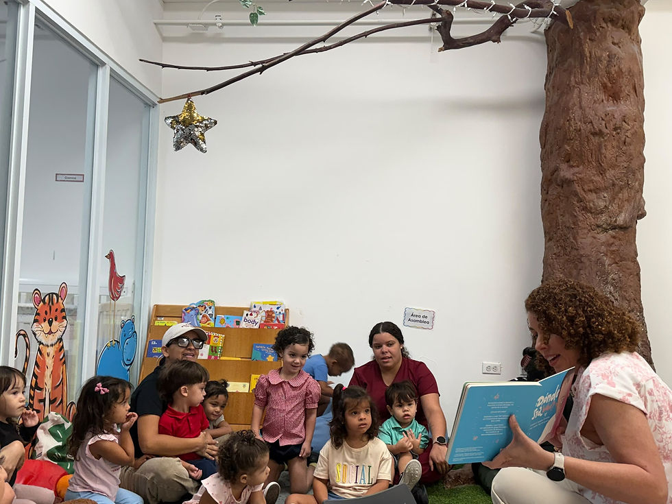 Rubiam Martínez, oficial de programas de FAR, lee un cuento a un grupo de niños y niñas durante el Maratón Puertorriqueño de Lectura.