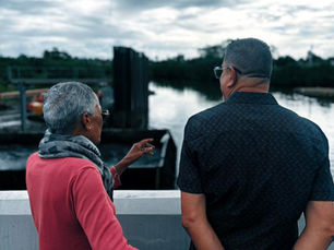 Liderato comunitario del G-8 del Caño Martín Peña observa los trabajos de dragado desde el Puente Martín Peña.