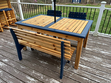 A 4-person table with accent color