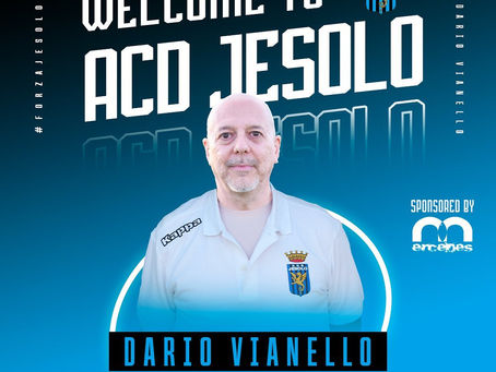 DARIO VIANELLO AL FIANCO DI MISTER ENZO CON GLI ESORDIENTI 2011!