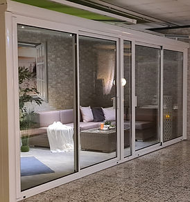 Aluminium gerahmte Schiebetür mit ISO-Verglasung als Windschutz.jpg