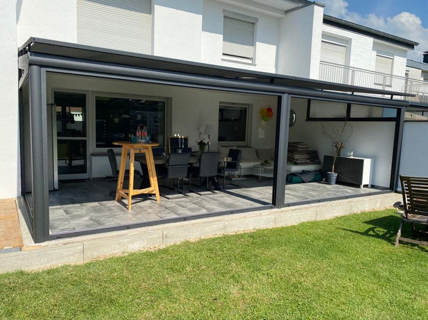 Terrassenüberdachungen mit Wintergarten-Solution. Wintergartenmarkisen über Terrassenüberdachung.