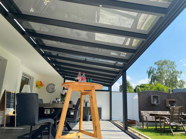Terrassenüberdachungen mit Wintergarten-Solution. Sehr große Terrassenüberdachung mit Beschattung.