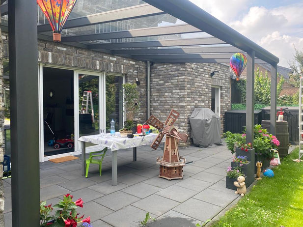 Terrassenüberdachungen mit Wintergarten-Solution. Terrassendach mit ausgerükter Stütze in der Mitte.