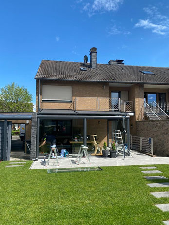 Terrassenüberdachungen mit Wintergarten-Solution. Ganz-Glasschiebetüren unter einer Terrassenüberdachung.