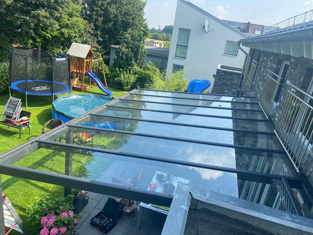 Terrassenüberdachungen mit Wintergarten-Solution. Diese Terrassenüberdachung hat einen Flächenversatz.